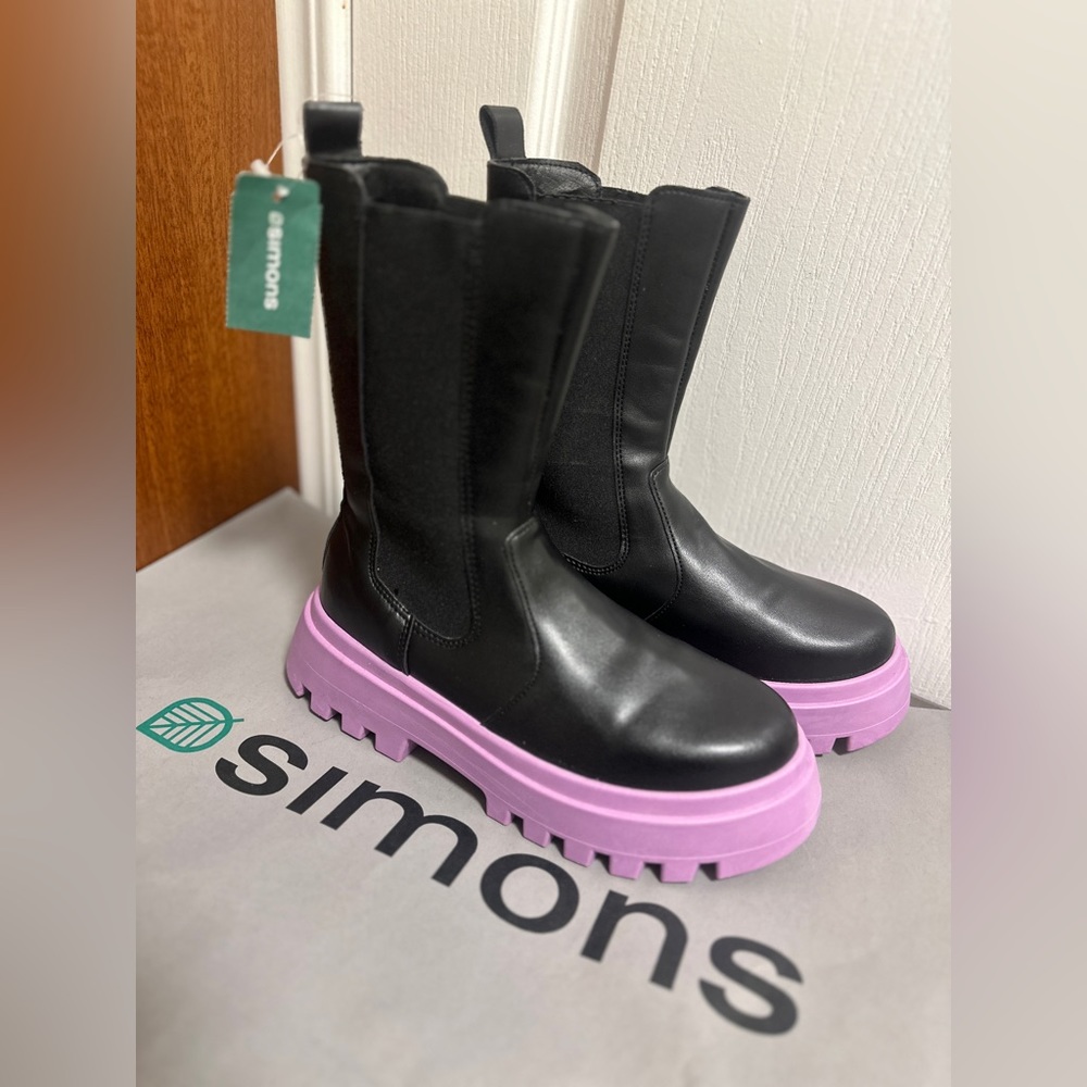 BRAND NEW - Contrasting Sole Chelsea Platform Boots (Simons) in Lilac/Black